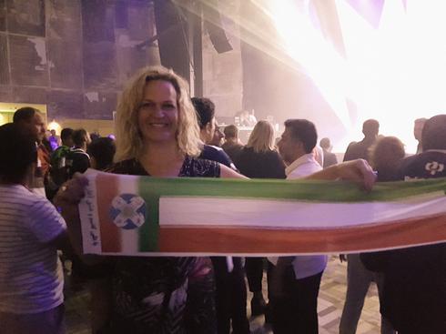 דלית רון נעים עם הדגל האיראני