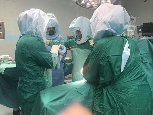הרופאים בזמן הניתוח בבילינסון. צילום: דוברות מרכז רפואי רבין