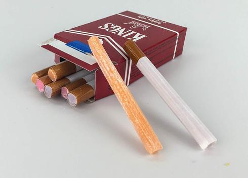 החל מהשבוע מכירת ממתקים בצורת סיגריות אסורה. באדיבות האגודה למלחמה בסרטן